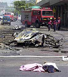 Los restos del autor de uno de los atentados yacen junto a un coche destrozado.