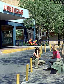 Dos jóvenes, ayer, en las puertas de urgencias del hospital maternal Virgen del Rocío.