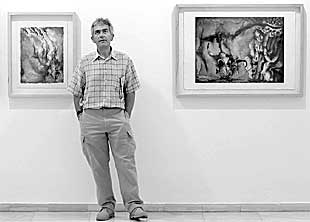 Chema Cobo posa en la sala Imagen junto a dos de sus obras.