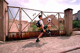 Un niño jugaba ayer frente a la puerta del solar donde estuvo el cuartel de la Guardia Civil de Vic, por la que entró hace 10 años el coche bomba.