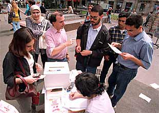 Una de las mesas de votación de UGT, instalada en la plaza de Urquinaona, de Barcelona.