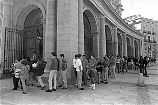 Colas ante las taquillas del Teatro Real.