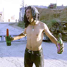 Un bereber grita antes de lanzar dos   cóctel mólotov   en Akbu, el pasado viernes, en la región de la Cabilia.