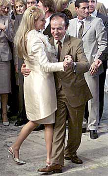 Menem y Bolocco bailan un tango tras la ceremonia de su boda.