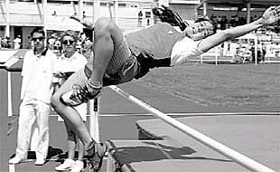 Cerca de 2.500 deportistas competirán durante tres días en más de una veintena de disciplinas de los XX Juegos Deportivos Escolares de Euskadi, que ayer fueron inaugurados en el polideportivo de Zorroza.