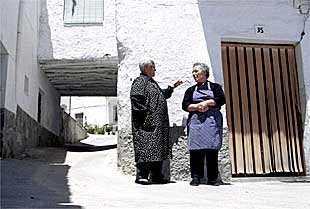 Dos vecinas de Paterna del Río conversan en la calle.