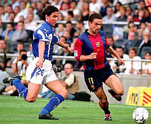 Overmars intenta superar en la banda izquierda a Gaspar.