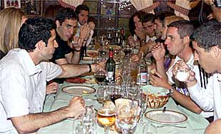 Figo, en primer plano a la izquierda, junto a Raúl y Chendo. Enfrente, Hierro, al fondo; Morientes, en medio, y el golfista Sergio García.