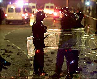 Tres policías, entre los ladrillos y restos de    cócteles mólotov  lanzados por jóvenes de origen asiático en Oldham.