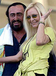 Luciano Pavarotti, junto a Patty Bravo, en Módena.