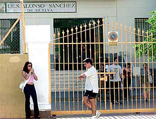 Alumnos del instituto Alonso Sánchez de Huelva, donde se produjo la agresión, ayer, a las puertas del centro.