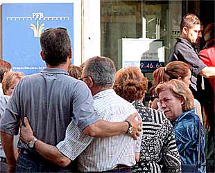 Padres de niños de la escuela y familiares de los fallecidos, ayer, en la puerta del tanatorio.