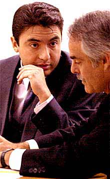 Joaquín José Martínez (a la izquierda) habla con su abogado ayer en Tampa.