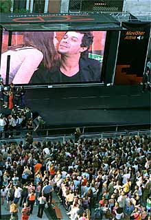 Cientos de admiradores de Alejandro Sanz esperaban ayer para recibir su autógrafo.