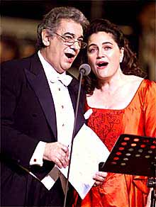 En la imagen, Plácido Domingo y Kallen Esperian en el Gran Teatro del Pueblo de Pekín.