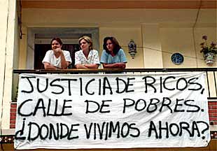 Los afectados por la orden de desahucio en su vivienda de Jete ayer.