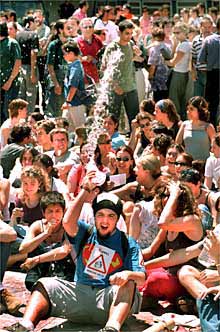 Miles de estudiantes recorrieron ayer las calles de Valencia para pedir la retirada del proyecto de ley universitaria del Gobierno.
