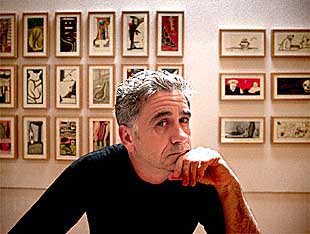 Javier Pagola junto a los dibujos que exhibe en Barcelona.