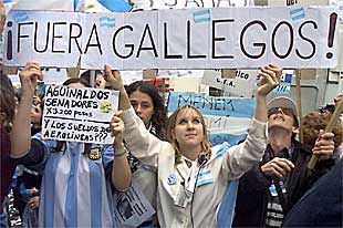 Empleados de Aerolíneas protestan en Buenos Aires contra los gallegos españoles.