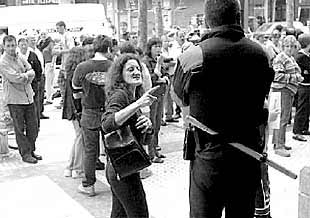 Una limpiadora increpa a un ertzaina durante los incidentes de ayer.