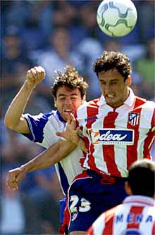 Hibic despeja de cabeza durante un encuentro con el Atlético.