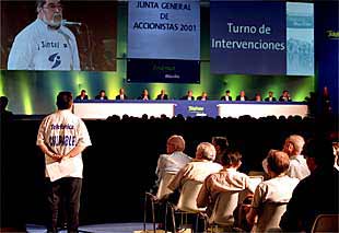 Uno de los empleados de Sintel y accionista de Móviles, en el turno de intervenciones de la junta.