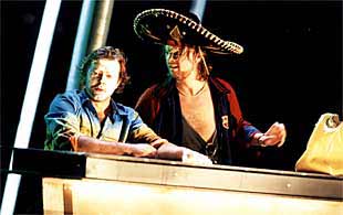 Garry Magee (Don Juan) y Natahn Berg (Leporello, con un sombrero mexicano), en una escena de  Don Giovanni. 