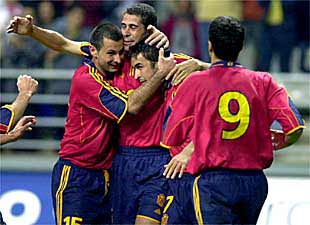 Los cuatro goleadores, Javi Moreno, Hierro, Raúl y Tristán, de espaldas, festejan uno de los goles de España.