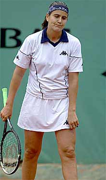 Conchita Martínez se lamenta tras un golpe en el partido de ayer.