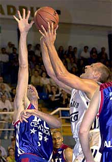 Alberto Angulo lanza a canasta ante Daniel García.