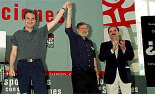 Rodríguez Zapatero, Rodríguez Ibarra y el secretario provincial del PSOE, Francisco Fuentes, ayer en Badajoz.