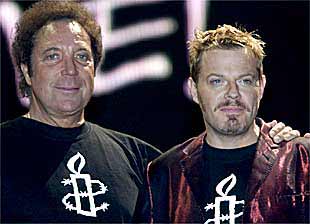 Tom Jones junto a Eddie Izzard.