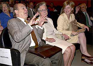 Jordi Pujol, ayer, junto a su esposa, Marta Ferrusola, y la consejera de Bienestar Social, Irene Rigau.