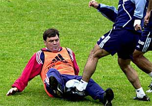José Antonio Camacho, el seleccionador, disputa la pelota a Sergi, durante el entrenamiento de ayer.