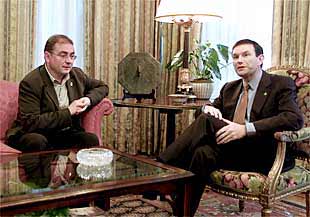 Madrazo, líder de IU-EB, y el  lehendakari , durante la reunión que mantuvieron el 18 de mayo.