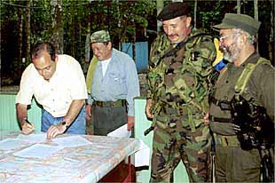 De izquierda a derecha, el comisionado Camilo Gómez y los  comandantes  Tirofijo, Briceño y Reyes.