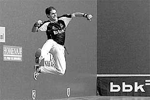 Rubén Beloki celebra su triunfo tras ganar el último tanto.