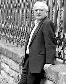 Anjel Lertxundi idazlea.