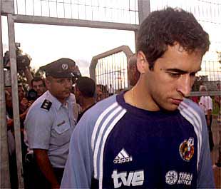 Raúl, custodiado por un policía tras el primer entrenamiento en Tel Aviv.