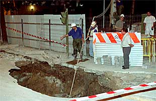 Socavón sobre las obras de prolongación de la línea 8 de metro.