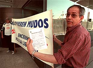 Vecinos de Fuenlabrada mostraban su apoyo a los ediles del PP encerrados el pasado 28 de mayo.