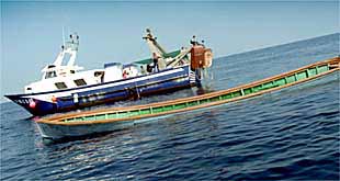 Uno de los barcos de madera hundidos ayer frente a la costa de Gandia para crear un arrecife.