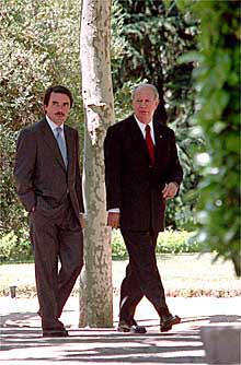 José María Aznar y Ricardo Lagos, en el palacio de la Moncloa.