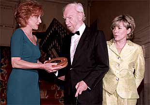 Fernando Fernán-Gómez recibe la medalla de oro de la Academia de Cine de manos de Marisa Paredes en presencia de la ministra Pilar del Castillo.