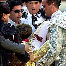  El Juli  es trasladado por las cuadrillas a la enfermería tras ser cogido cuando toreaba el tercer toro.