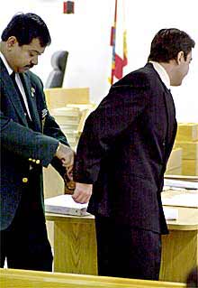 Un funcionario del tribunal le quita las esposas a Martínez, el lunes en Tampa.