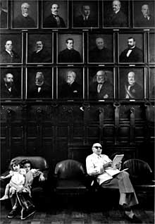 Sala del Ateneo, con retratos de sus presidentes, en 1992.