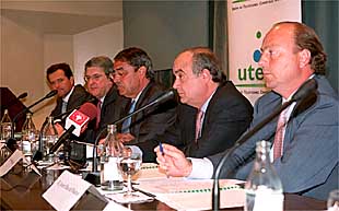 De derecha a izquierda, Javier Díez Polanco, José María Mas, Alejandro Echevarría, Alfonso de Salas y Luis Velo, en la sede dela Asociación de la Prensa de Madrid.
