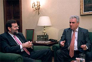Mariano Rajoy y enrique Mújica, antes de la rueda de prensa conjunta que ofrecieron ayer.
