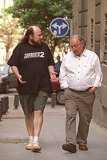 Santiago Segura (izda.) y Tito Fernández, paseando por Madrid, el pasado día 1.